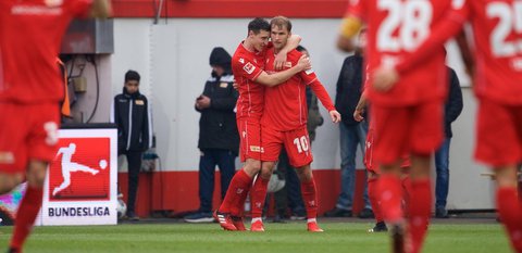Eng umschlungen: So wie hier beim 1. FC Union darf nicht gejubelt werden.