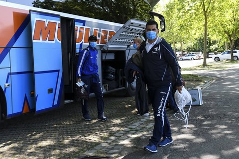 Safety first: Das Team des SV Darmstadt 98 bei der Ankunft in Karlsruhe.