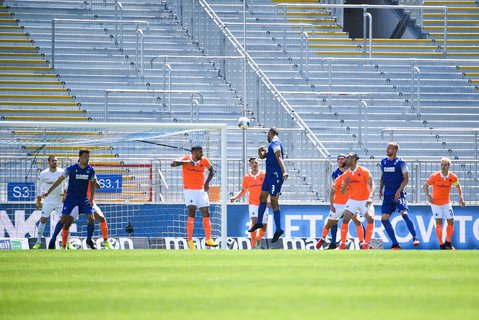 Viele Spieler, keine Fans: So sieht es beim Spiel zwischen Karlsruhe und Darmstadt aus.