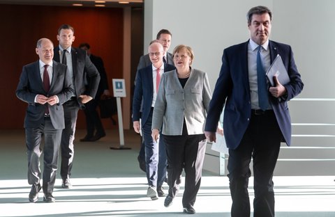 Olaf Scholz, Markus Söder und weitre Spitzenpolitiker nach einer Pressekonferenz Mitte April. Scholz' Pläne zur Altschuldentilgung will Bayern nicht mittragen.