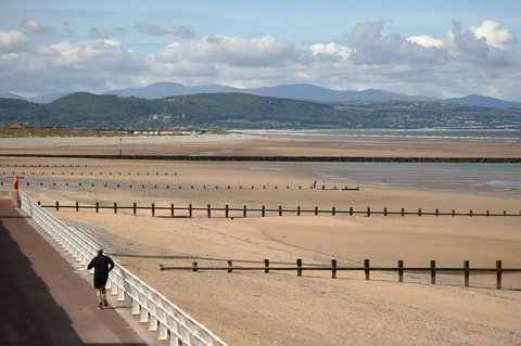 Der Strand von Rhyl in Wales. Ländliche Kommunen in Großbritannien fürchten einen großen Ansturm von Ausflüglern aus den Städten.