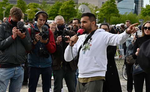 Der Koch und Verschwörungstheoretiker Attila Hildmann bei seiner Kundgebung vor dem Reichstagsgebäude