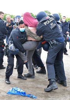 Polizisten nehmen eine Demonstranten in der Nähe des Kanzleramts fest.
