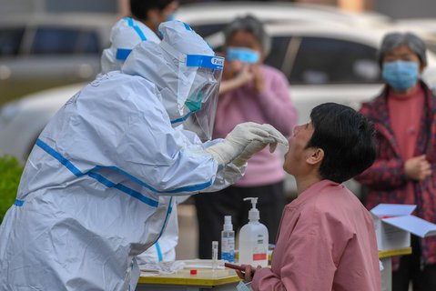 Ein medizinischer Mitarbeiter testet eine Frau auf das Coronavirus in Jilin.