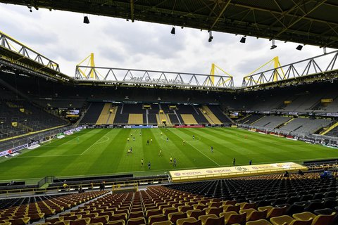 Noch sind die Ränge leer - wie am Samstag im Signal-Iduna-Park in Dortmund am ersten Spieltag nach Fortsetzung der Fußballbundesliga