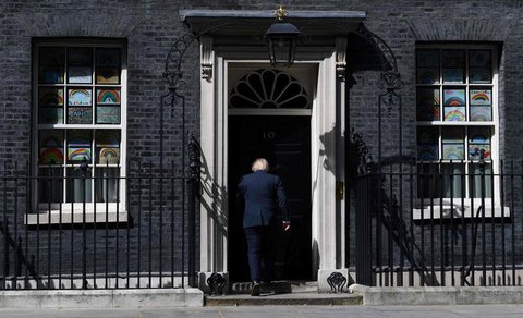 Premier Johnson vor der Downing Street Number 10