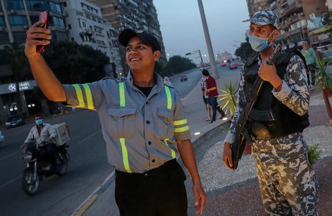 Zwei ägyptische Polizisten machen ein Selfie.