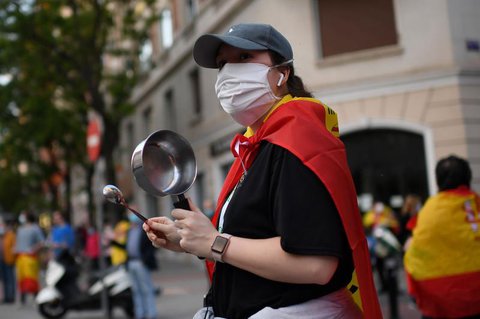 Nach dem Klatschen wurde mit Töpfen und Löffeln gegen die harten Maßnahmen protestiert.
