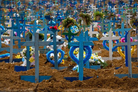 Neue Gräber auf einem Friedhof in Manaus