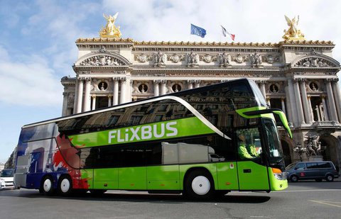 Ein Flixbus rollt durch Paris.