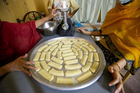 Eine Familie in Sundans Hauptstadt Khartoum bereitet Gebäck für das Zuckerfest vor