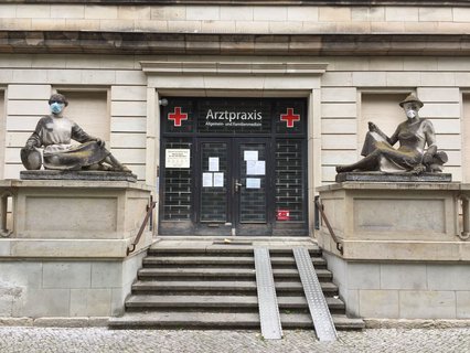 Praxis in der Karl-Marx-Allee.
