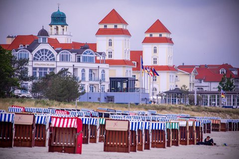 Strandkörbe vor einem Hotel auf der Insel Rügen