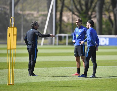 Kurz erklärt: Niklas Stark (Mitte) und Karim Rekik müssen auf ihren nächsten Einsatz noch warten.