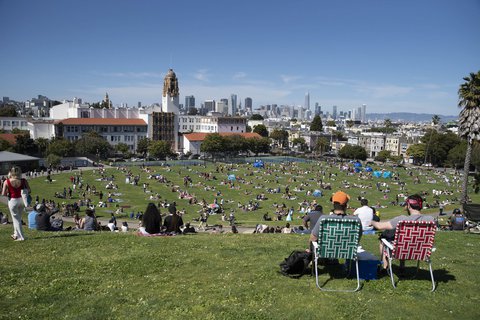 Menschen sitzen mit Abstand in einem Park in San Francisco.