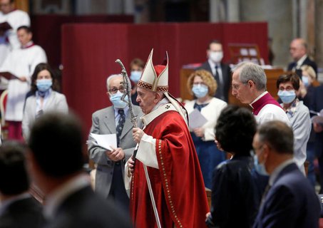 Der Papst trifft zur Messe im Petersdom ein.