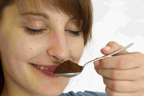 Kaffeepulver lässt sich normalerweise auch mit geschlossenen Augen gut riechen.