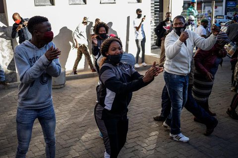 Jubel vor einem Alkoholgeschäft in Soveto.