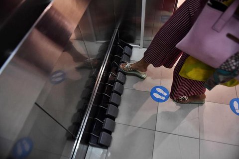 Die Etage wird mit Pedalen ausgewählt.