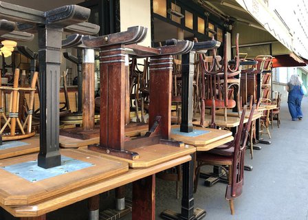 Noch sind Tische und Stühle gestapelt.