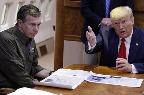 Roy Cooper (l) und Trump bei einem Treffen im Vorjahr.