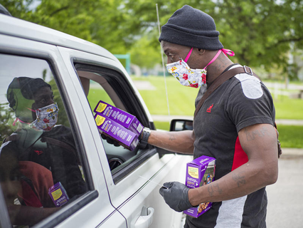 Versorgung mit Lebensmitteln für Bedürftige in Iowa, wo wegen Corona zeitweise 190.000 Menschen ihren Job verloren.
