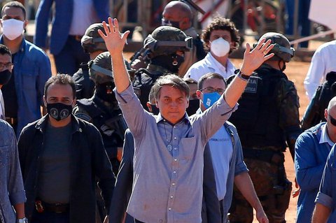 Bolsonaro winkt seinen Unterstützern zu. 