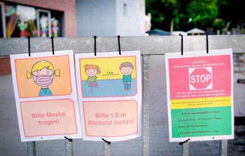 Coronabedingte Hinweise hängen am Eingang zu einer Grundschule. Alle Kinder im 
Grundschulalter sollen in Nordrhein-Westfalen ab dem 15. Juni wieder täglich zur 
Schule gehen.
