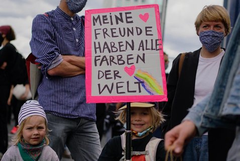 Eine Familie demonstriert gegen Rassismus bei der 