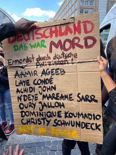 Das Plakat zeigt die Namen getöteter People of Colour.