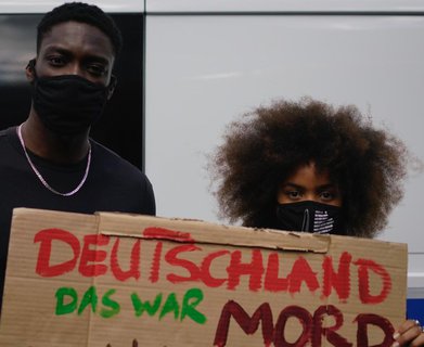 Rebecca Korang (r.) und Dennis Kyere am Alexanderplatz.