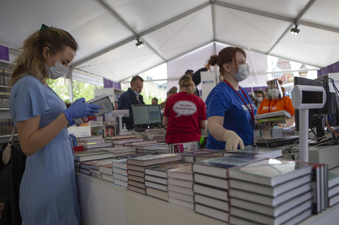 Manches fand in Moskau unter Hygieneregeln bereits statt - wie dieses Buchfestival auf dem Roten Platz.