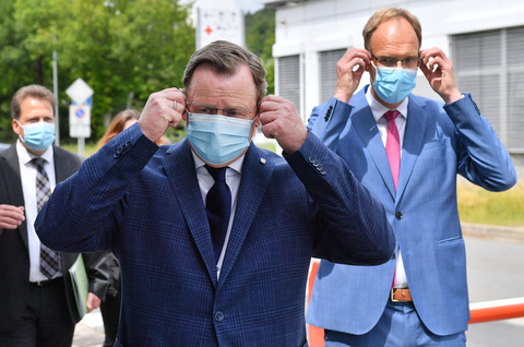 Hinter Masken: Bodo Ramelos (Mitte) und Opel-Chef Michael Lohscheller (rechts).