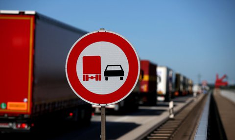 Seltenes Bild: Lkw stauen sich auf der rechten Spur.