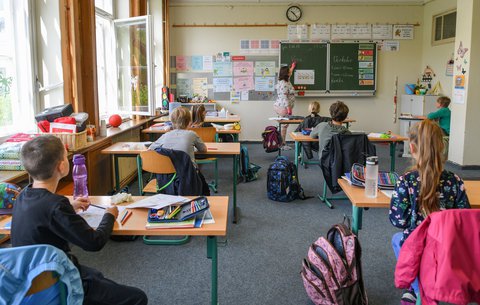Schulkinder der Notbetreuung werden in einem Klassenraum einer Grundschule 
unterrichtet.