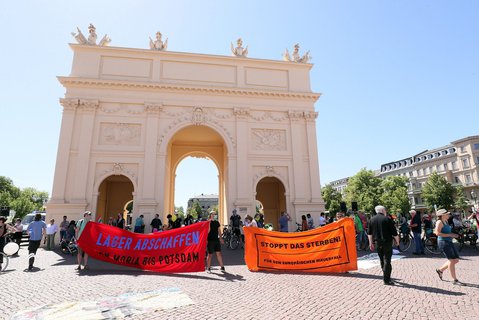 Eine Demo für die Unterbringung von Flüchtlingen in Brandenburg fand Anfang Juni in Potsdam statt.
