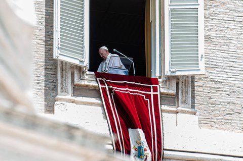 Papst Franziskus auf dem Balkon vor dem Petersplatz.