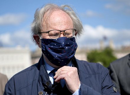 Wolfgang Thierse mit Mundschutz und Brille.