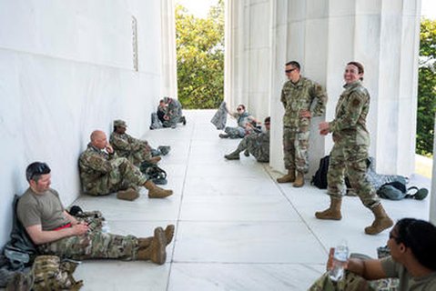 Nationalgardisten im Lincoln-Memorial in Washington
