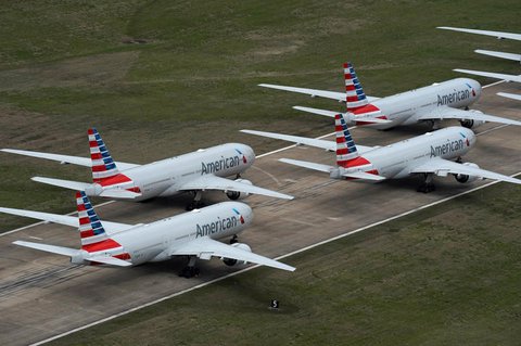 Mehrere zwischengeparkte Flugzeuge von American Airlines am Flughafen von Tulsa, Oklahoma.