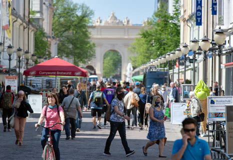 Brandenburg lockert die Regeln - aber die Maskenpflicht wird dafür ausgeweitet.