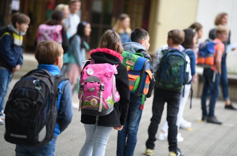 Wegen eines neuen Ausbruchs müssen sechs Schulen in Magdeburg wieder schließen (Symbolbild)