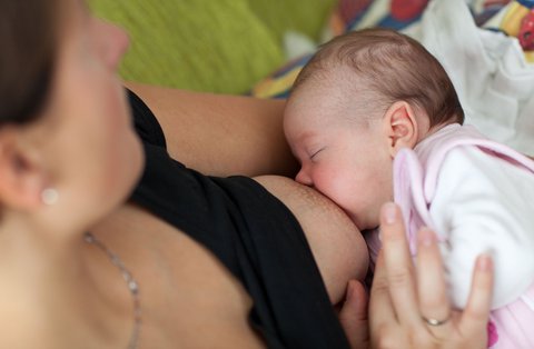 Nach Einschätzung der WHO übersteigt selbst bei einer Corona-Infektion der Mutter der Nutzen des Stillens das Risiko (Symbolbild)