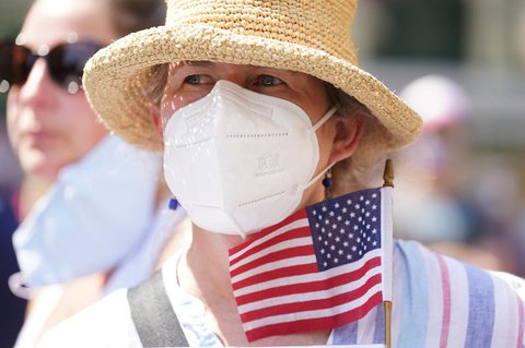 Mit Mundschutz und Flagge in Washington.