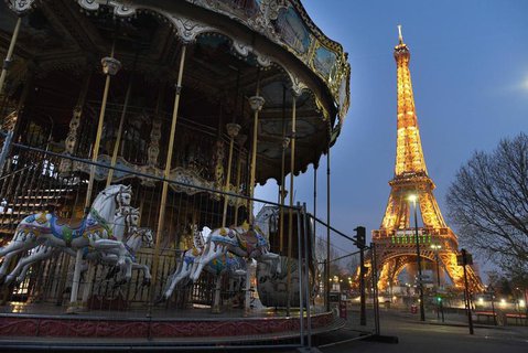 Am Eiffel-Turm ist kaum etwas los - aber Paris hofft wieder auf Touristen. 