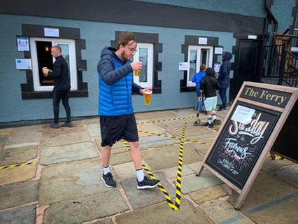 Trinken auf eigene Gefahr - nur ein Drittel der britischen Pubs kann derzeit öffnen, es sollen aber mehr werden. Die britische Wirtschaft leidet unter dem Corona-Lockdown.