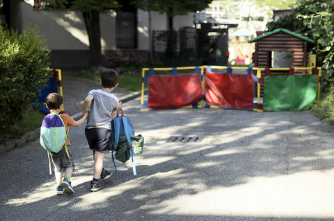 Dieser Kindergarten in Norditalien öffnete nach Monaten vorsichtig im Freien wieder.