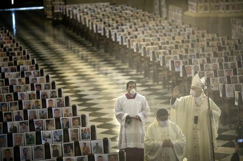 Ein Gottesdienst zu Ehre der Gestorbenen in Lima, Peru.