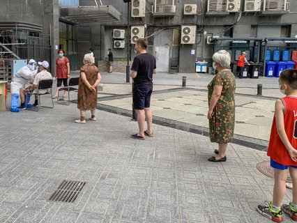 Ein Mitarbeiter des Pekinger Krankenhauses sammelt Proben in einer Gemeinde im Haidian-Distrikt.