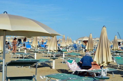 Urlaub in Italien. Rimini und andere Orte sind vom Tourismus abhängig.